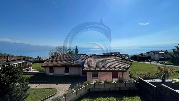 LUMINEUX APPARTEMENT EN ATTIQUE AVEC VUE PANORAMIQUE SUR LE LAC