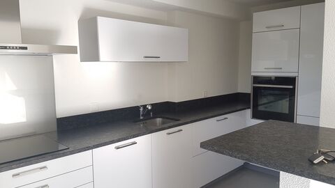 superbe 3.5 pces refait à neuf,
lumineux, 2 balcons, proche de tout