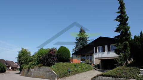 freistehendes Einfamilienhaus mit grossem Umschwung und Baulandreserve