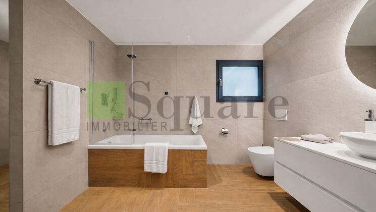 Salle de bains avec espace buanderie