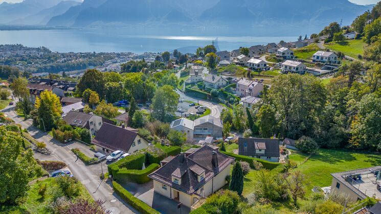 ÉLÉGANTE VILLA FAMILIALE COMPRENANT 7 PIÈCES