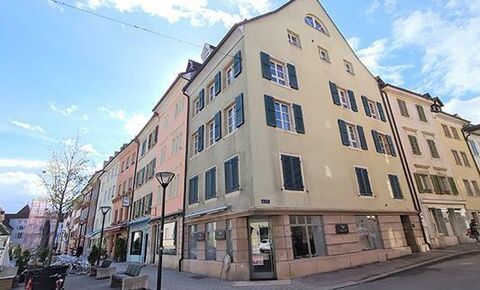 Building with 3 apartments, 1 medical office + 1 commercial area