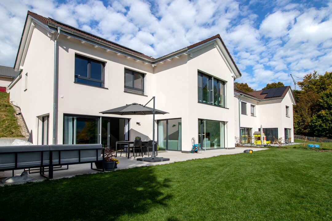 Projet immobilier aux Fiaugères avec 2 maisons construites, l'extérieur