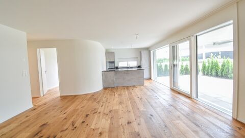 Umwerfende 4.5 Zimmer Gartenwohnung in einem Neubau an ruhiger Lage