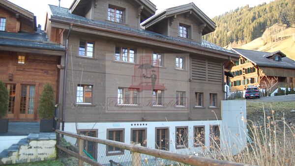 Elegance et raffinement pour ce chalet du XIXe partiellement rénové.