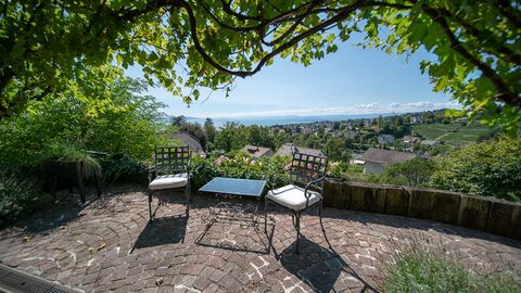 Beautiful detached villa of character with breathtaking views of the lake