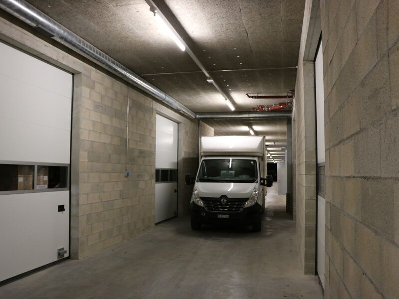 For rent deposit of 82 m2 in the basement accessible by truck in Matho
