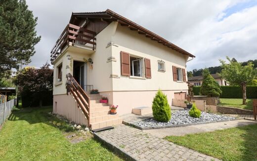 Pretty family home well located in a residential area.
