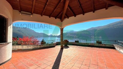 Grande e signorile villa in stile classico con spettacolare vista lago