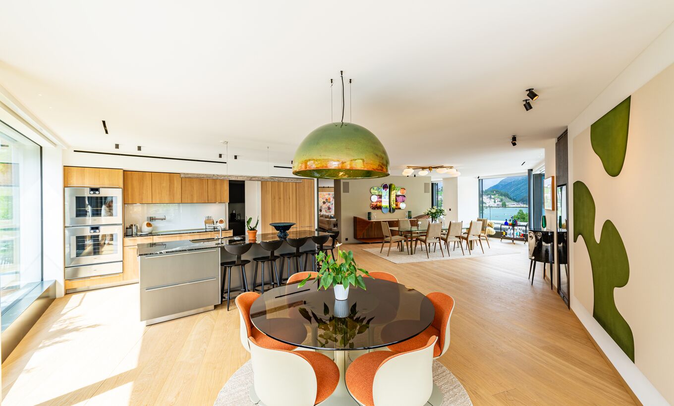 Luxurious penthouse with stunning lake and mountain views