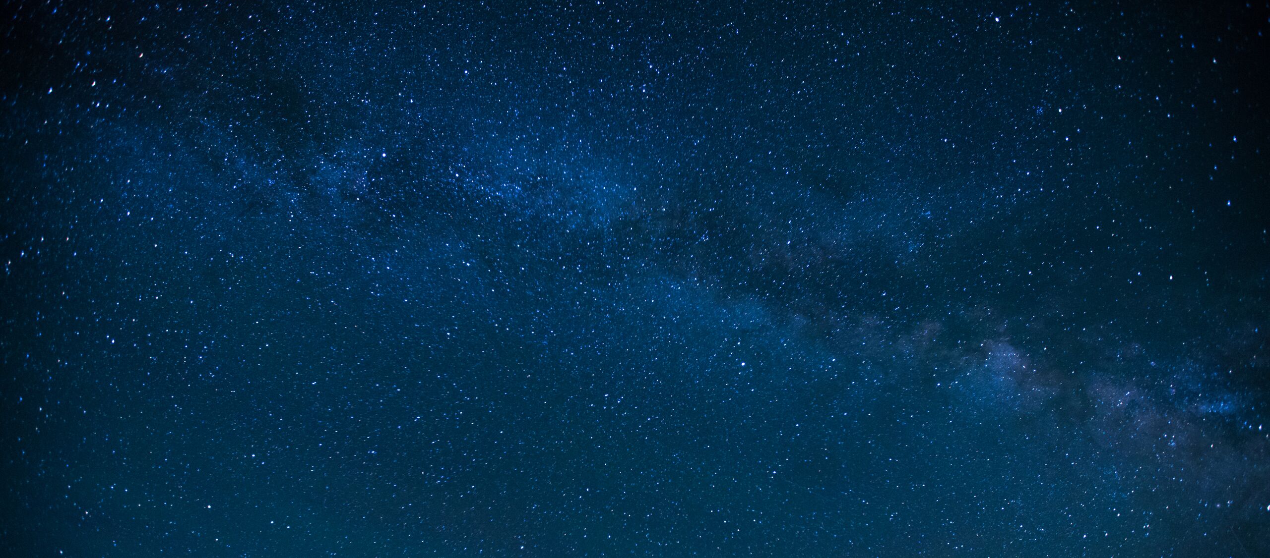 Sous un ciel étoilé éclatant, cette photo de la voie lactée évoque les valeurs de notre agence immobilière, représentées par nos trois étoiles. Nous vous guidons avec expertise au travers de toutes les étapes de votre projet immobilier.