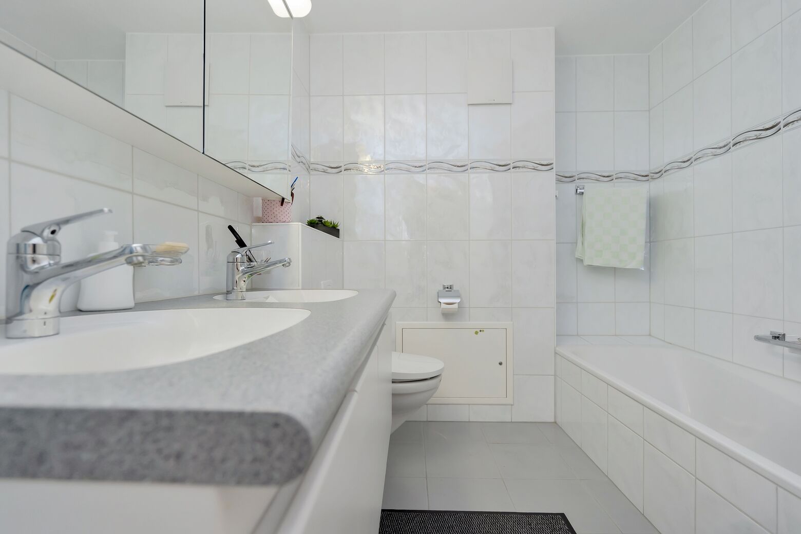 Hauptbad mit Badewanne, Dusche, Toilette und Lavabo