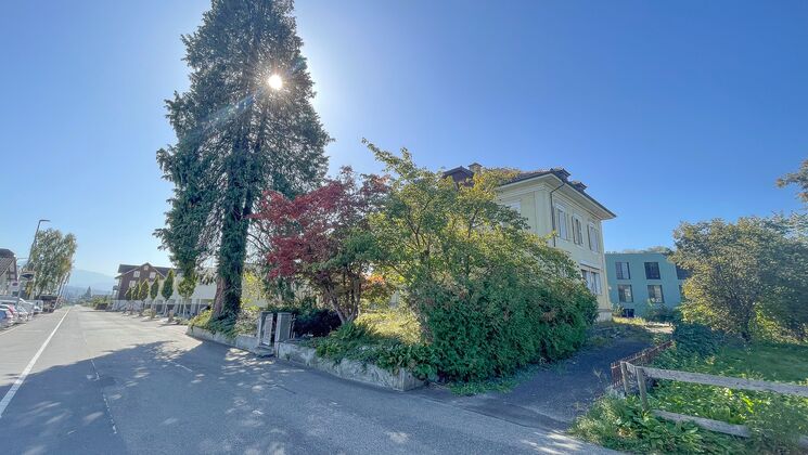 Voll erschlossenes Bauland mit bestehender Villa und viel Begrünung