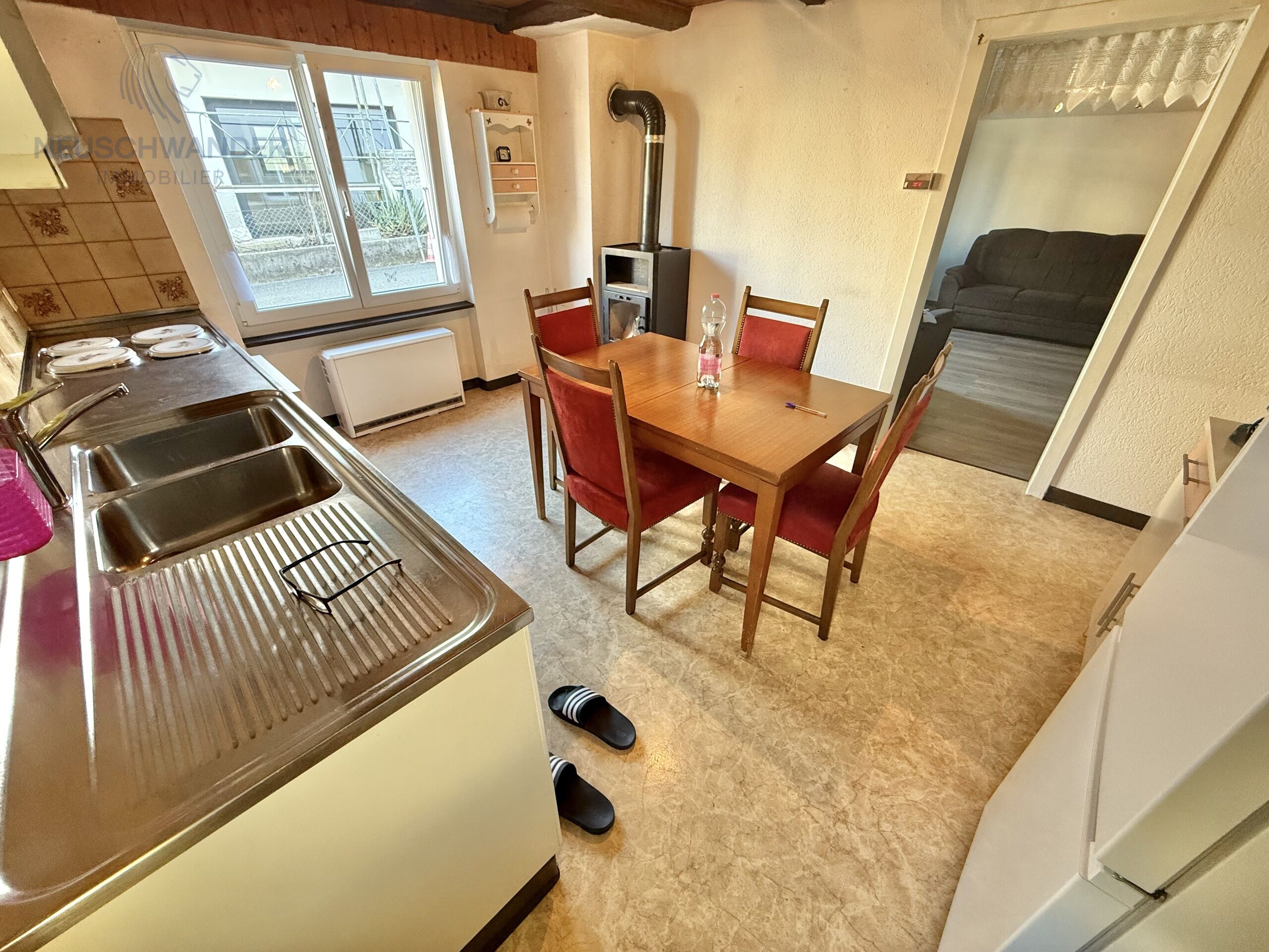 kitchen lounge access