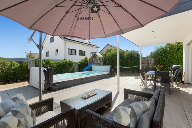 Grosszügige Terrasse mit vielseitigen Sitzmöglichkeiten zum Verweilen.