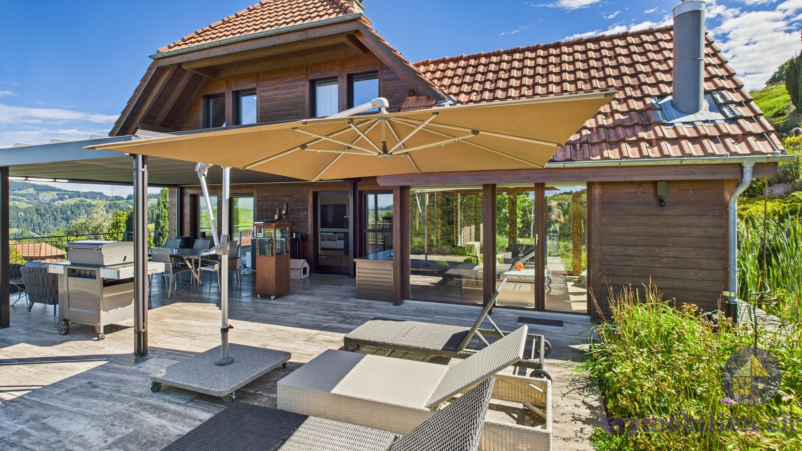 Die riesige Terrasse mit Pergola 