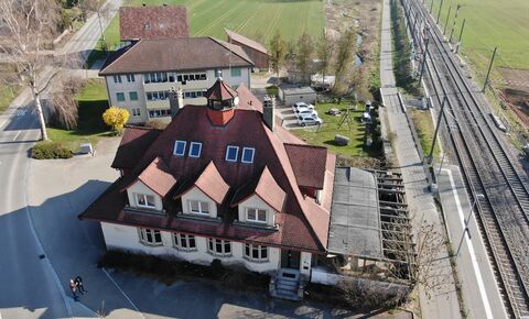 Anmutige Liegenschaft
mit enorm viel Platz und Möglichkeiten !