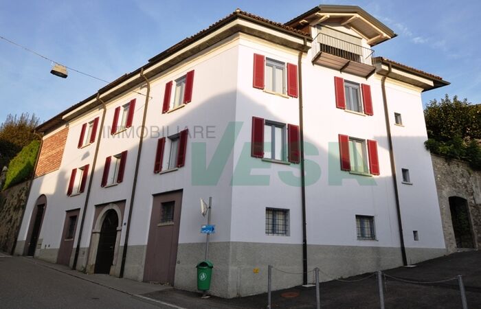 Bella casa bifamiliare d'epoca con molti spazi a disposizione