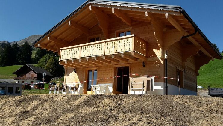 Chalet en finition aux Mosses, bordure ruisseau sans personne devant.
