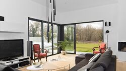 Superbe villa neuve proche du lac avec forêt sur grand terrain