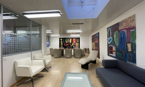 Open-plan office with kitchen and parking spaces in a quiet location c