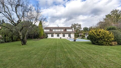 Très belle propriété familiale avec grand terrain et piscine