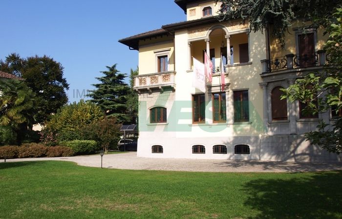 Wonderful Art Nouveau villa sorrounded by a large park with old trees