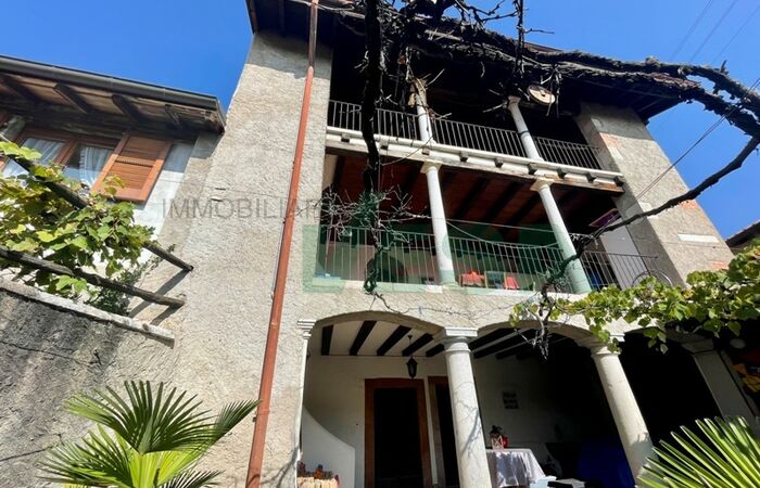 Affascinante ampia casa di nucleo con un grande e splendido giardino