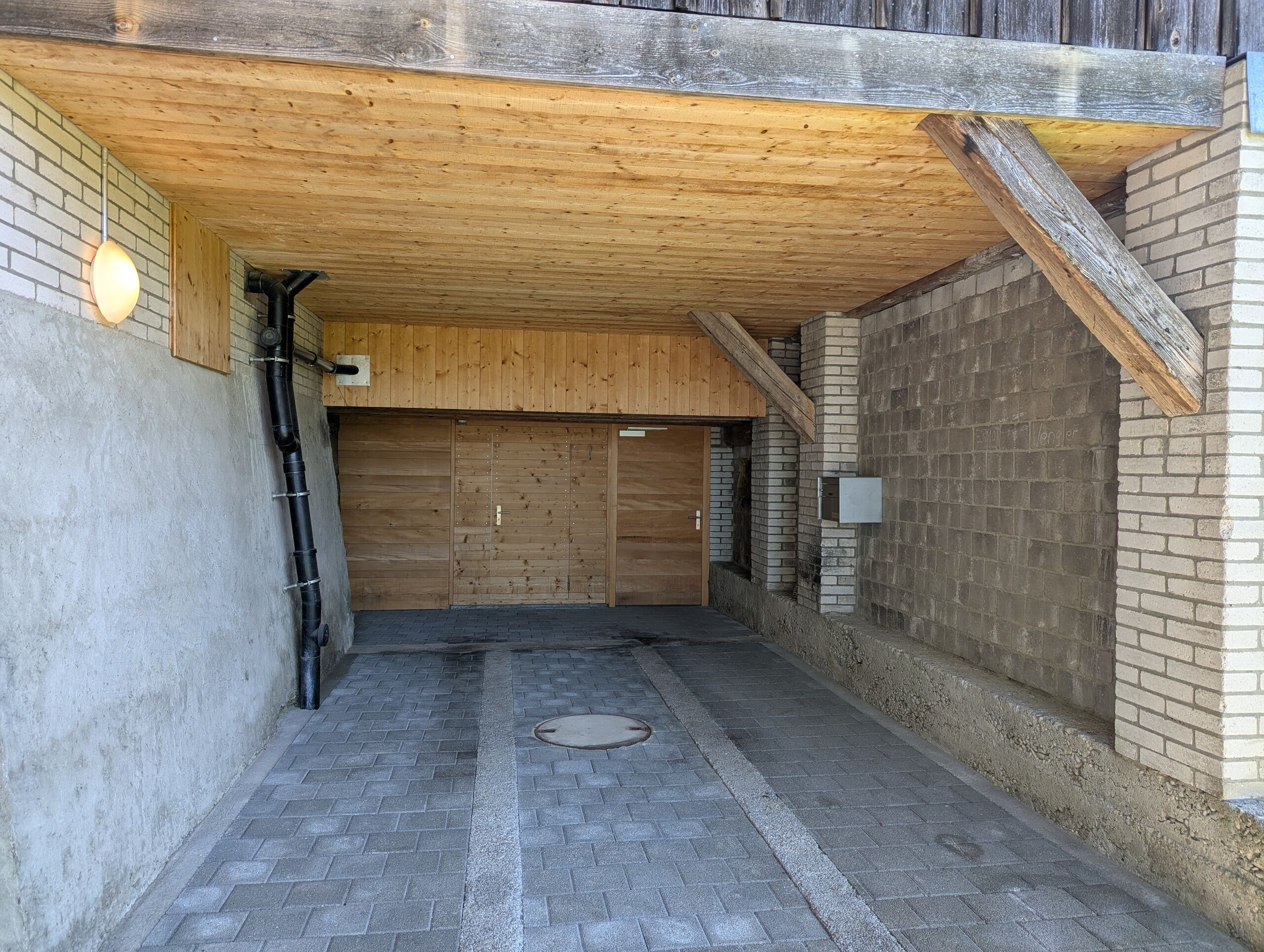 Gedeckter Parkplatz direkt vor dem Eingang