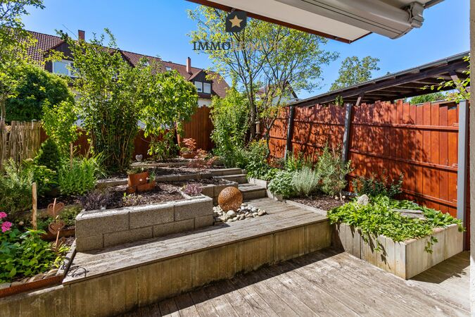 Liebevoll selbst angelegter Garten mit Westausrichtung, dank Bewässerungsanlage pflegeleicht und stets in Bestform.