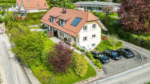 Villa jumelle de 6,5 pièces
Jardin avec vue dégagée sur les Alpes