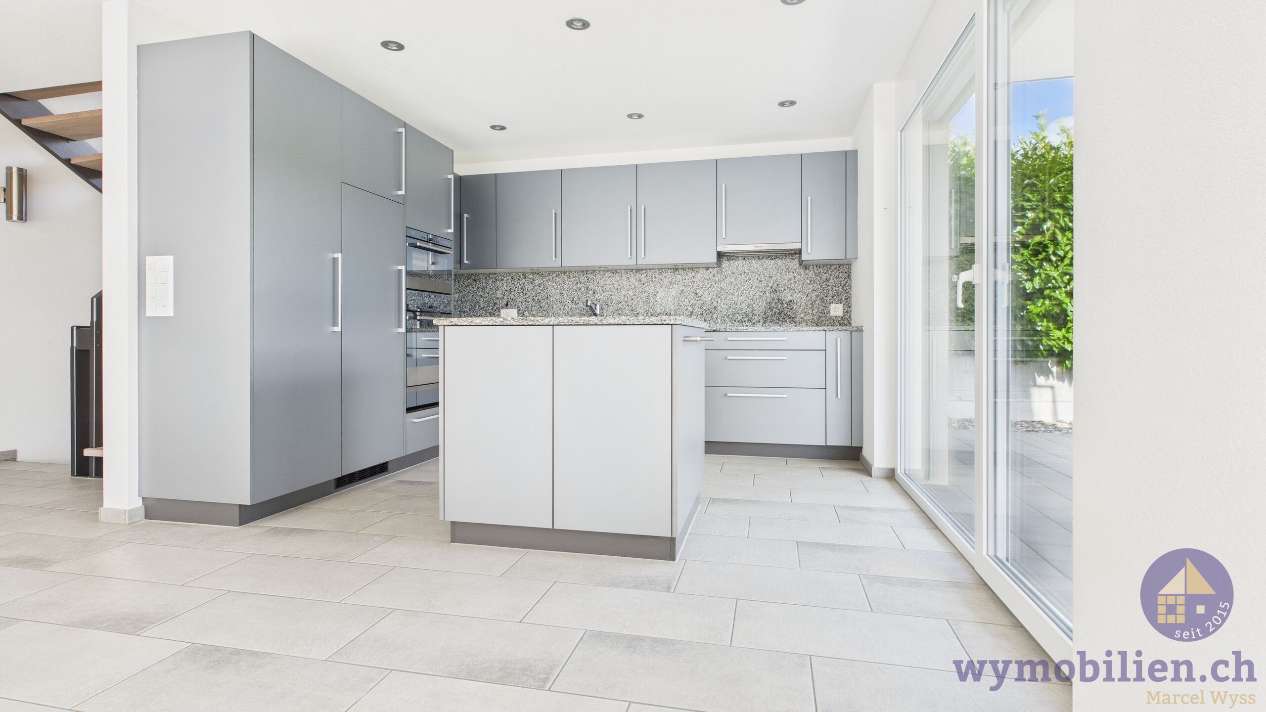 Die helle Küche mit Ausgang auf die Terrasse 