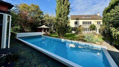 Stilvolle, lichtdurchflutete Villa mit Garten, Pool und Poolhaus