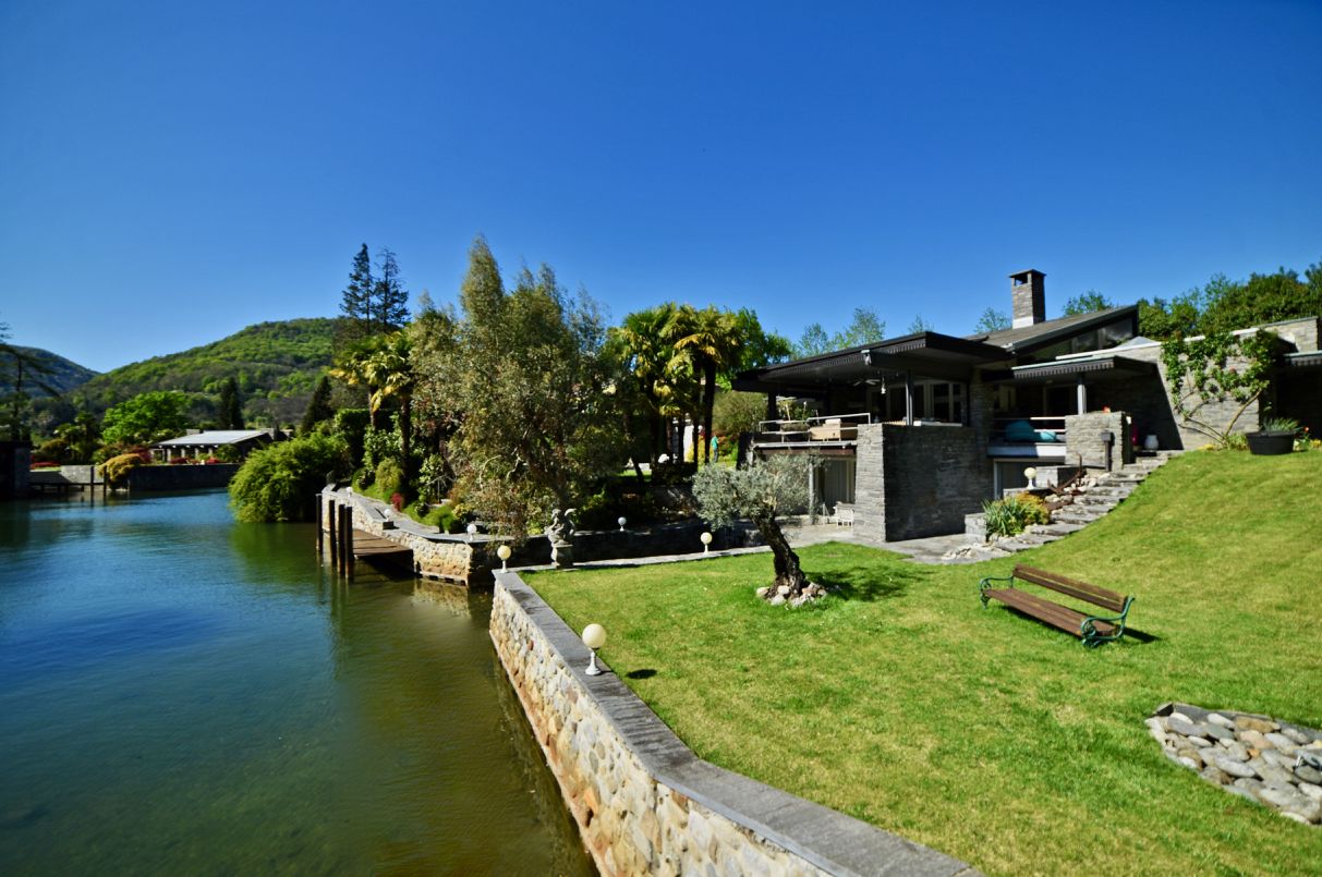 Repräsentative Villa am Luganersee mit Steg und Bootsplatz