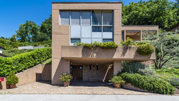 Casa moderna con bella vista lago