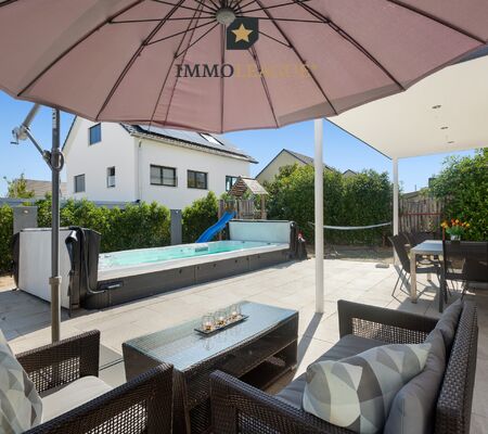 Grosszügige Terrasse mit vielseitigen Sitzmöglichkeiten zum Verweilen.
