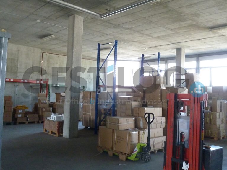 Rent warehouse of 1,100 m2 in ground + 400 m2 on 1st floor.