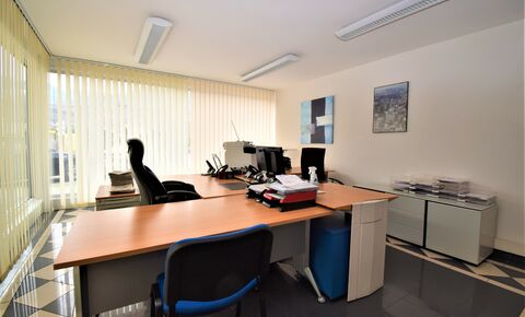 Spacieux bureau de 240 m2, idéalement placé, au rez-de-chaussée