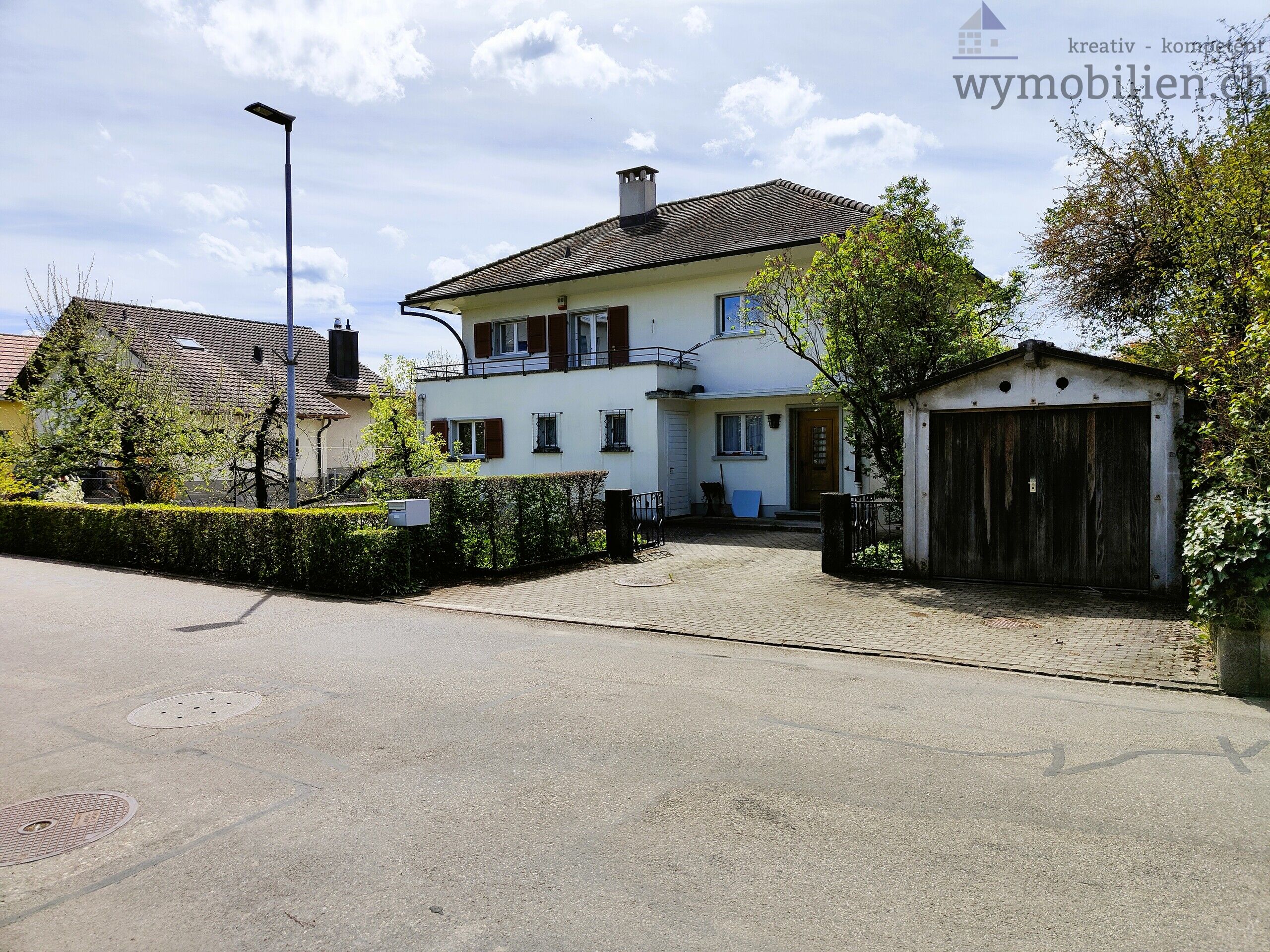 Zufahrt mit Vorplatz und Garage 