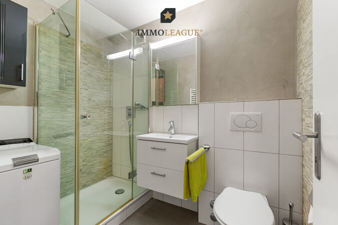 Stilvolles Badezimmer mit zeitlosem Design. 