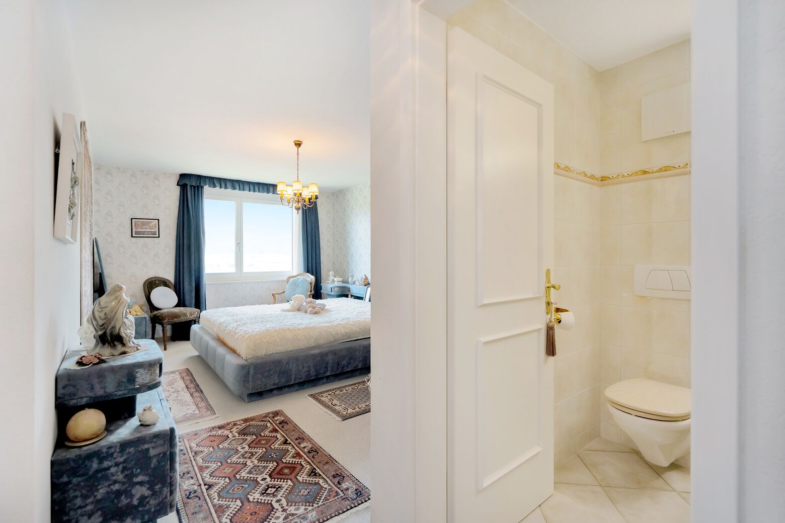 Blick zum Schlafzimmer mit Bad en suite mit Whirlpool Badewanne