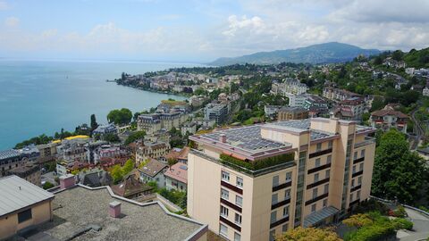 BEL APPARTEMENT TRAVERSANT DE 3,5 PCES AVEC VUE PANORAMIQUE SUR LE LAC