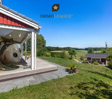 Grosse, überdachte Holzveranda, weiter Garten, Natur pur und schwedisches Flair.