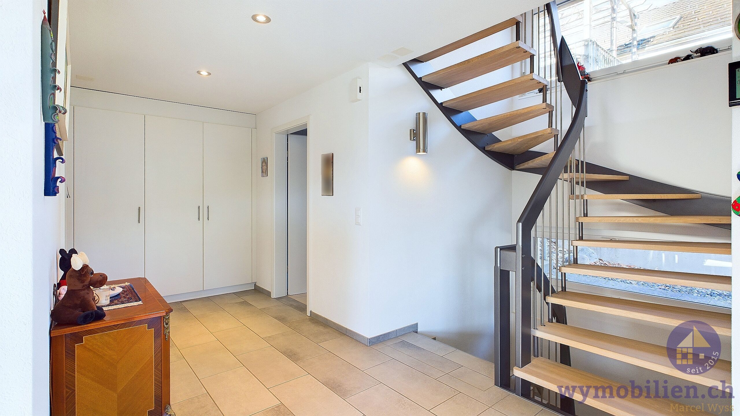 Vorplatz OG mit Wandschränken