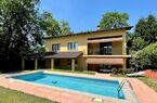 Spaziosa , confortevole e tranquilla villa nel verde con bella piscina