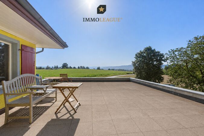 Vom Balkon im Obergeschoss schweift der Blick weit über die Landschaft bis an den Bodensee, ein privater Ort für Ruhe und Aussicht zugleich.