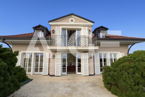 Superb villa on 2'600m2 plot with 80m2 outbuilding
