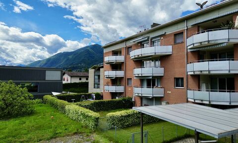Garden apartment with indoor parking space