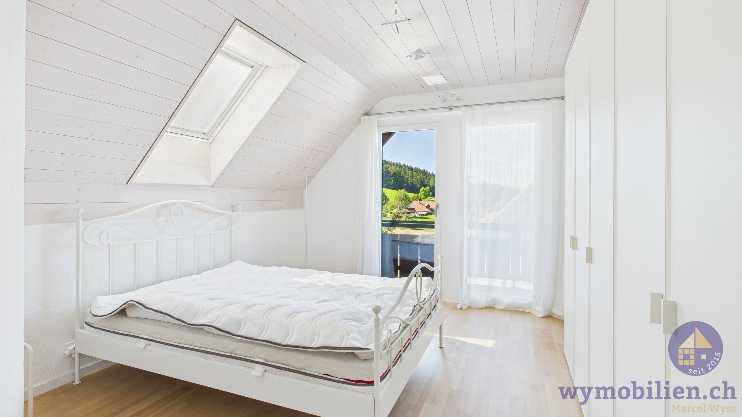 Zimmer mit Ausgang auf den Balkon 