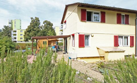 Reiheneckhaus mit schönem Umschwung